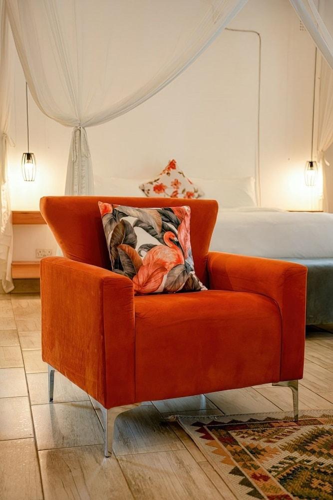 Room in Lodge - Luxury Suite in Zambezi Boutique Lodge 9 With Free Town Tour