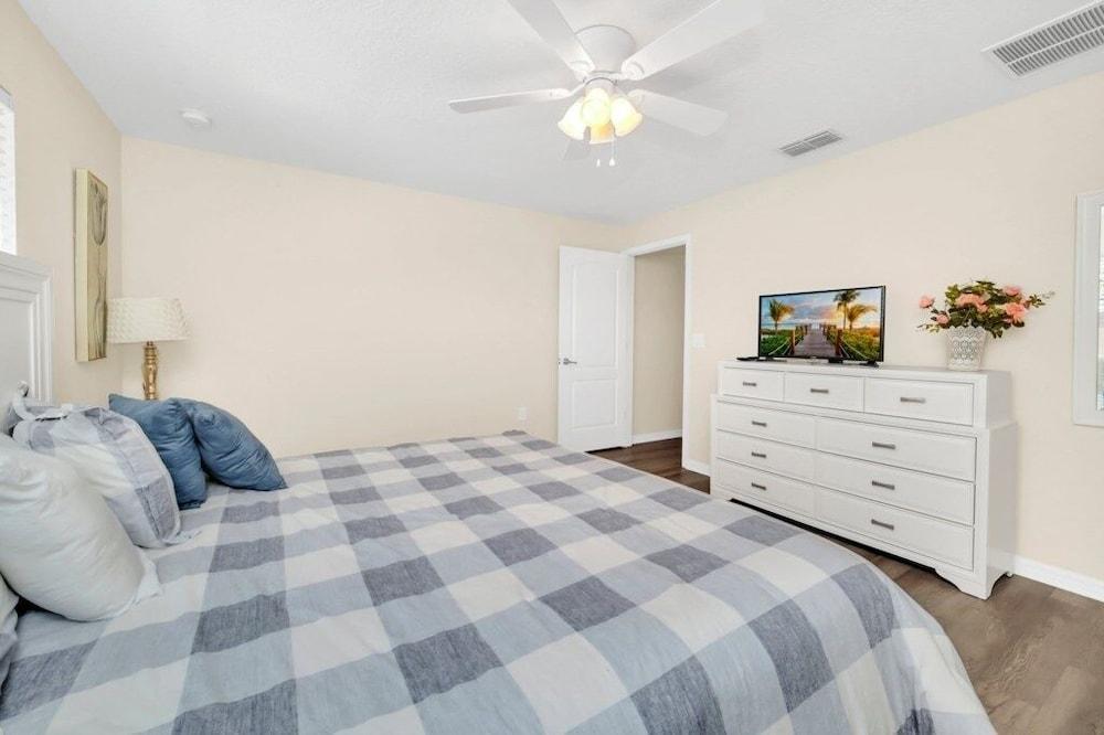 4891clock 4 Bedroom Townhouse