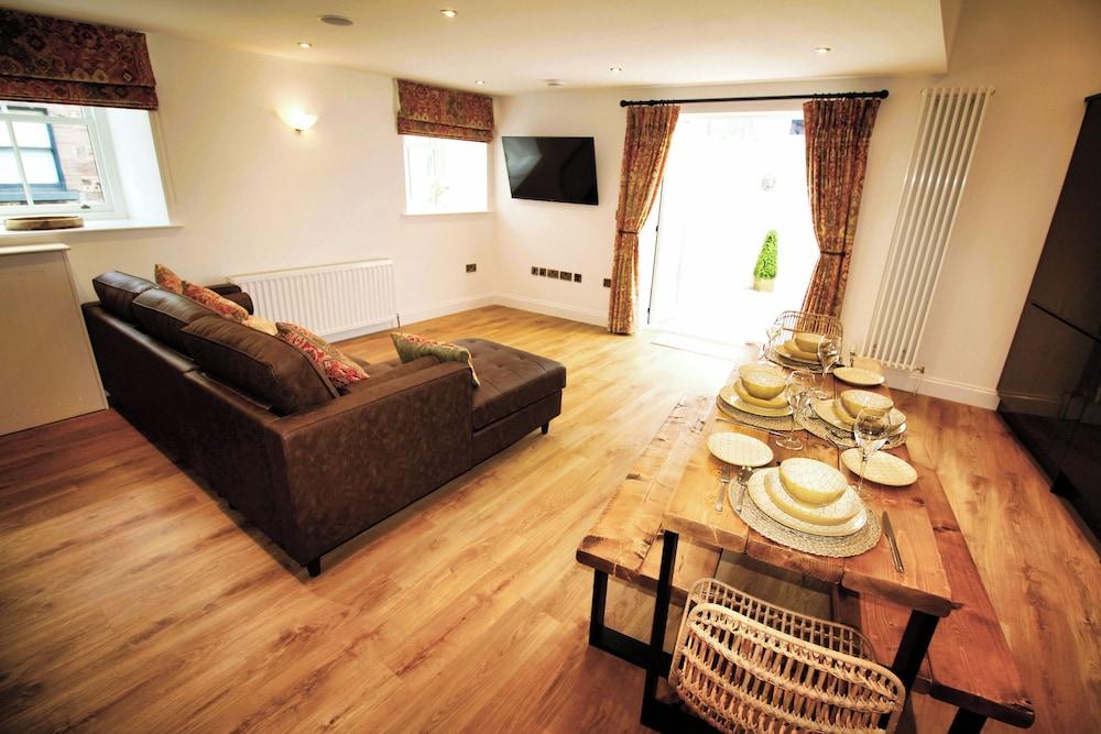 1 Bed Cottage - Plus Sofa Bed - Sleeps 4 - Pets