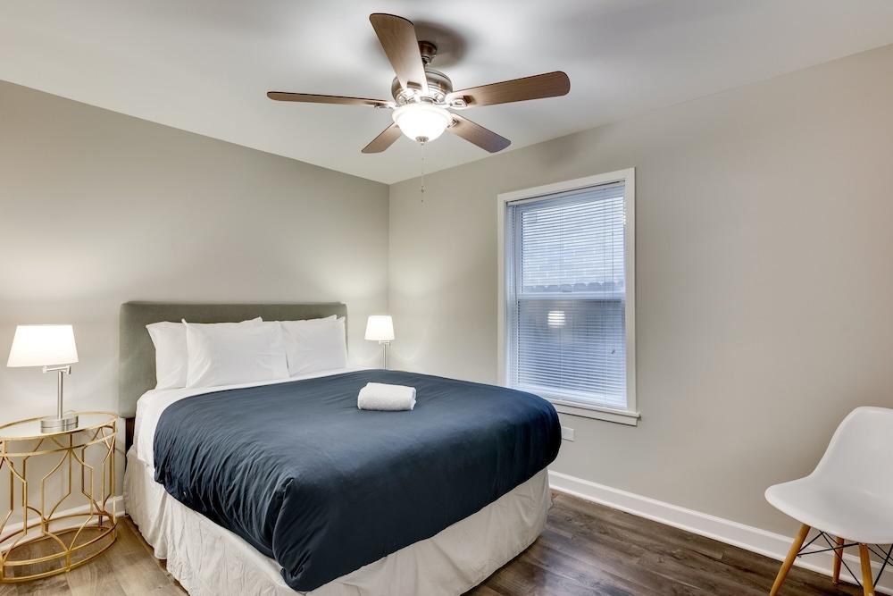 3 br/2 ba w/ Building Laundry by IL Med District by AllSet Turnover