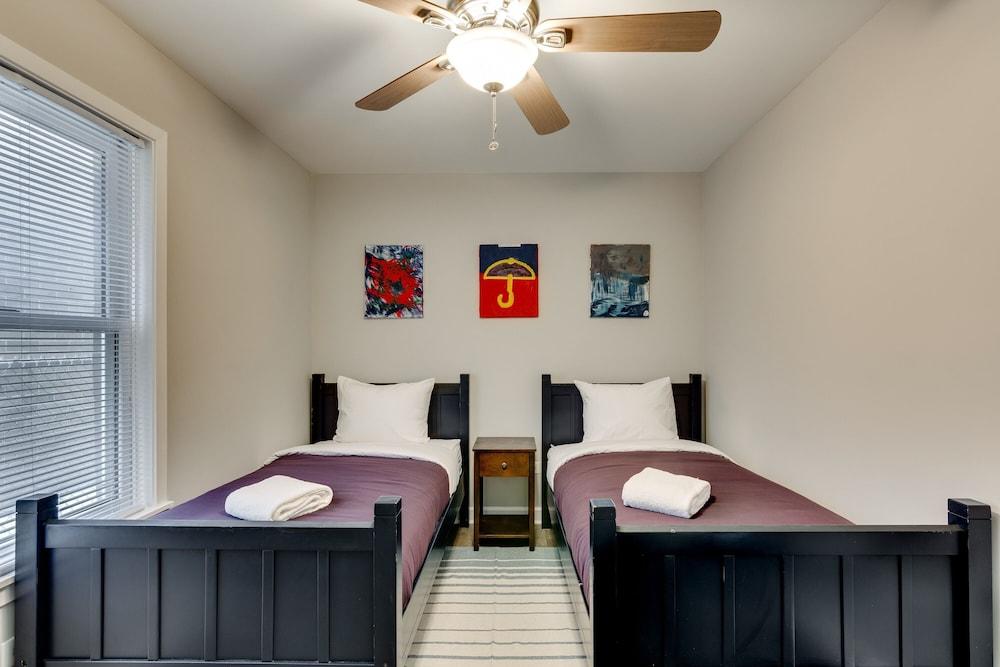 3 br/2 ba w/ Building Laundry by IL Med District by AllSet Turnover