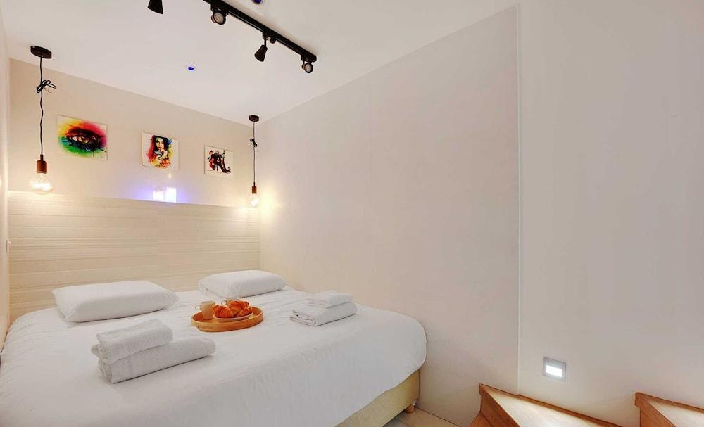 Intimate Flat w/ A/C & Jacuzzi - 2br/6p Montmartre