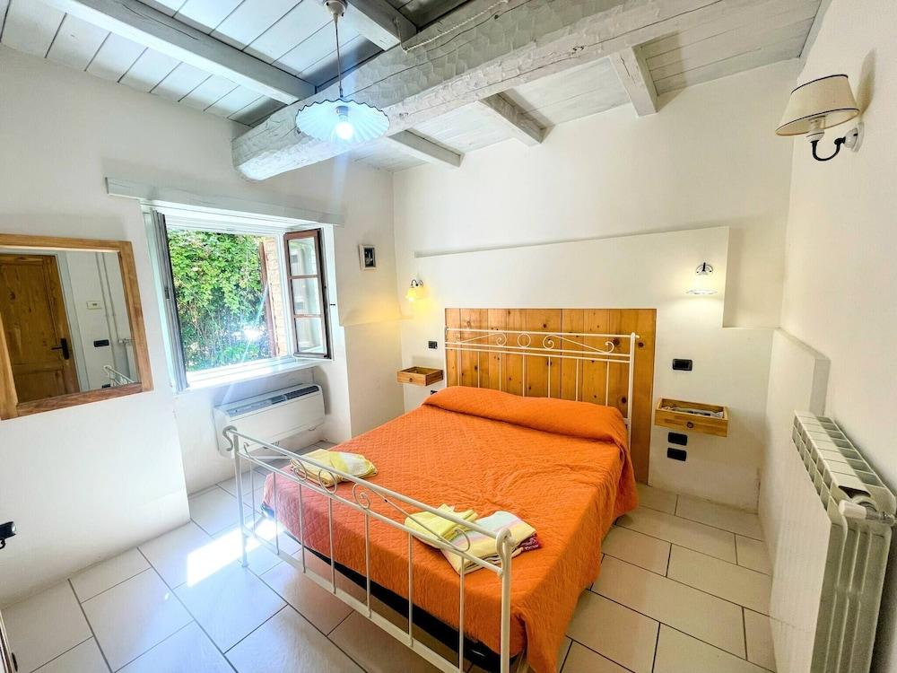 Spoleto Poolside - Sleeps 24