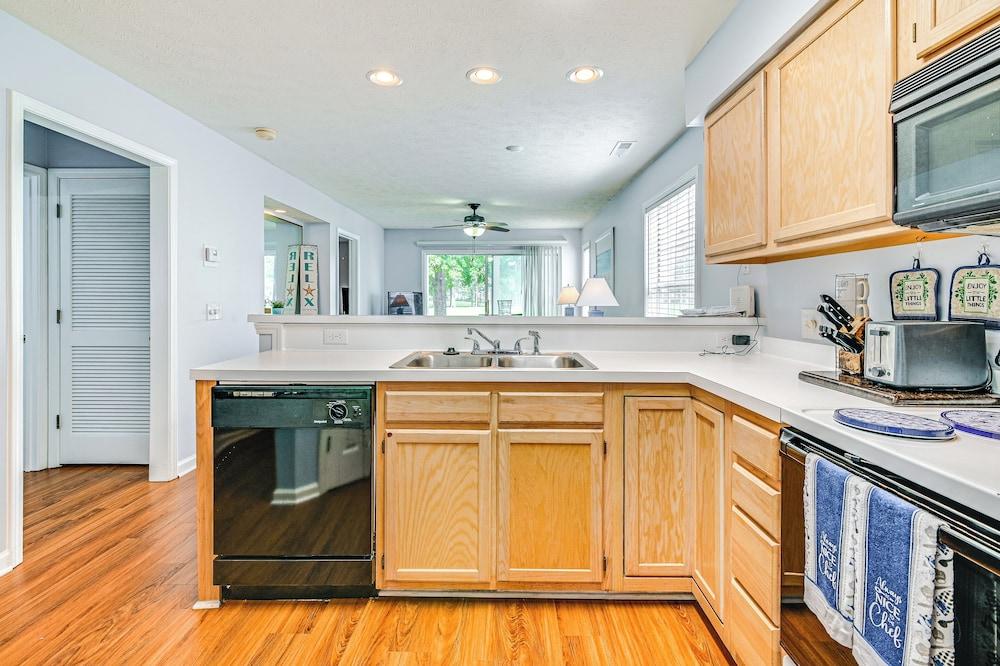 Myrtle Beach Condo w/ Pool Access: 5 Mi to Ocean