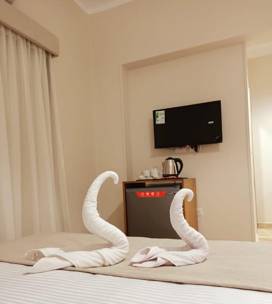 Antique Pyramids Inn