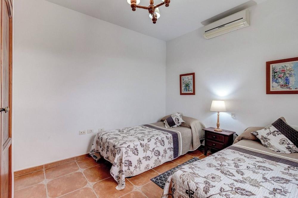 Beautiful Arianny House With Pool