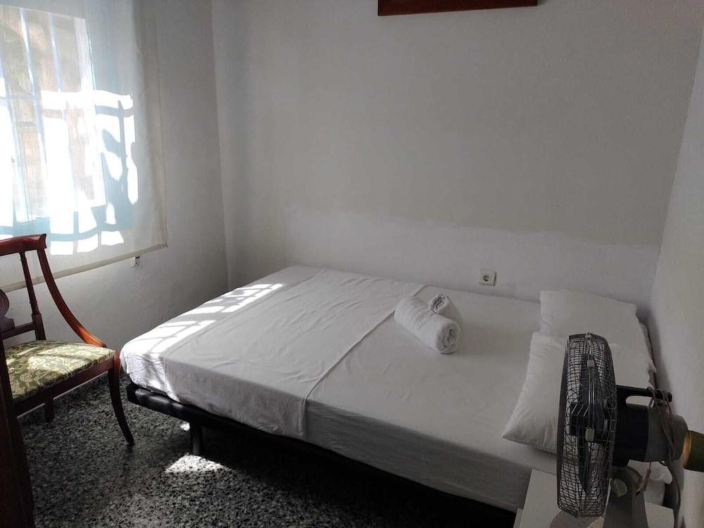 House With Exclusive Pool and Garden 7 min Walk From the Beach and the Center