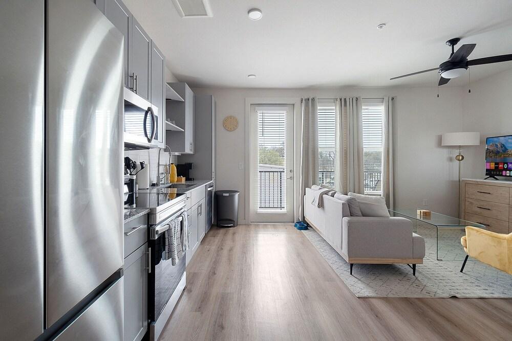 Sky-high Comfort 1BR Gym Pool Pet Friendly