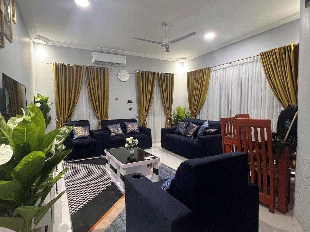 3 Bed Flat - Sleeps 6 - Parking - Wifi