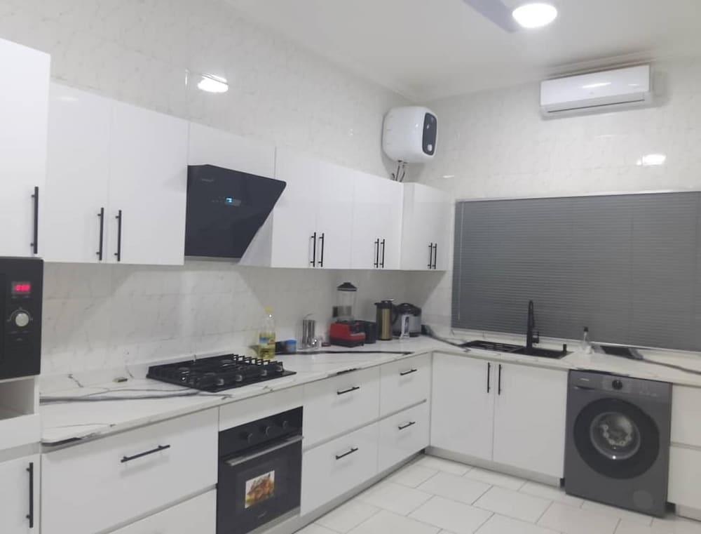 3 Bed Flat - Sleeps 6 - Parking - Wifi