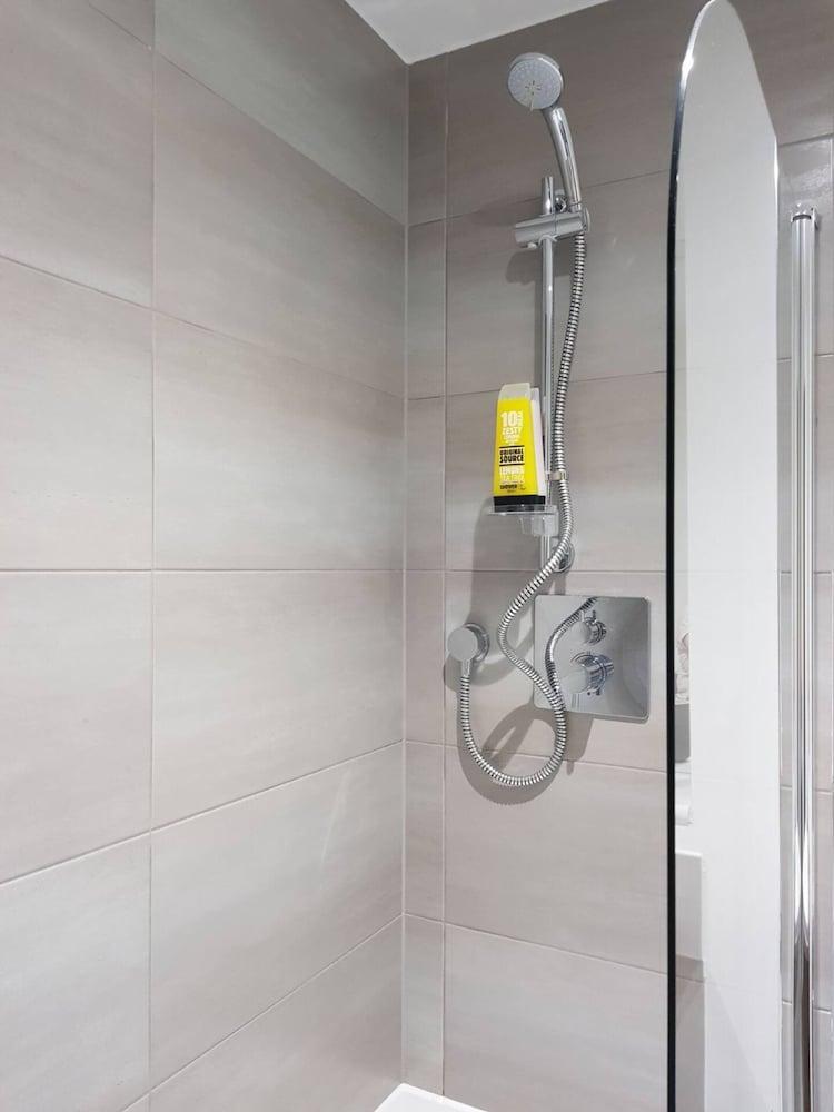 Contractor Bookers at Infinity Apartments