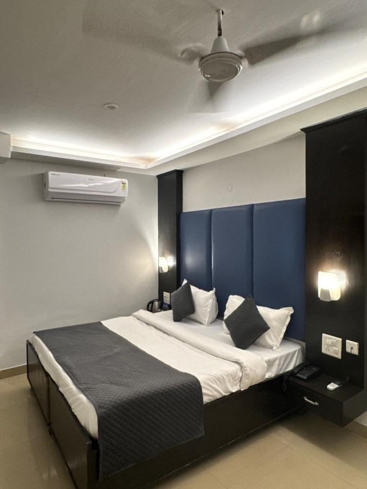 Goroomgo Chandigarh Grand and Banquet