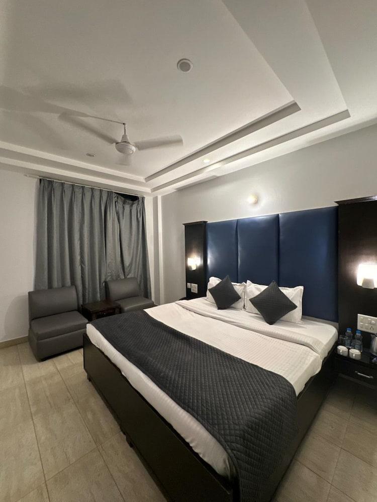 Goroomgo Chandigarh Grand and Banquet