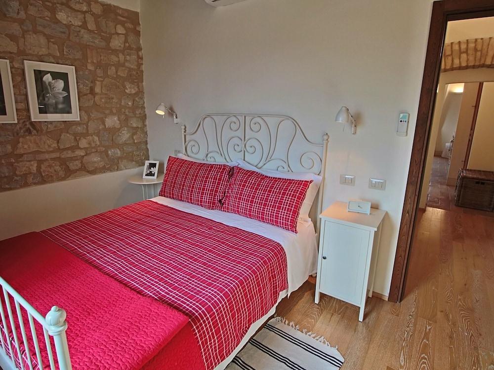 Modern Holiday Home in Foligno - Loc. With Pool