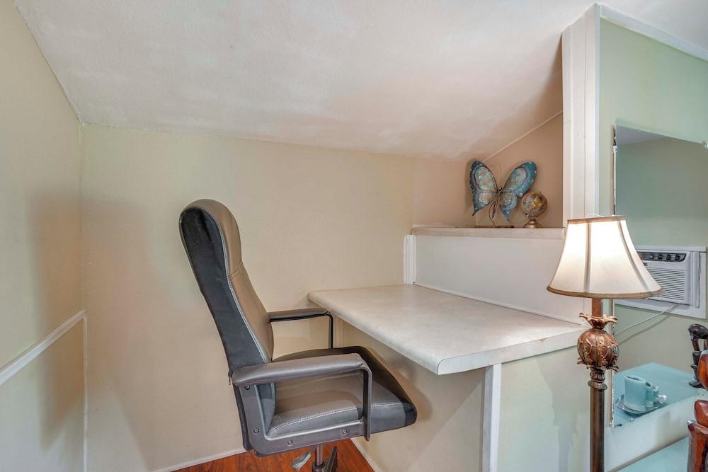 Pet-friendly Studio in Costa Mesa - 7 Mi to Beach!