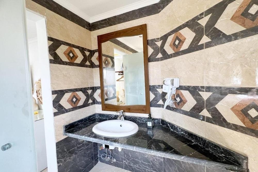 Cleopatra Pyramids Elite