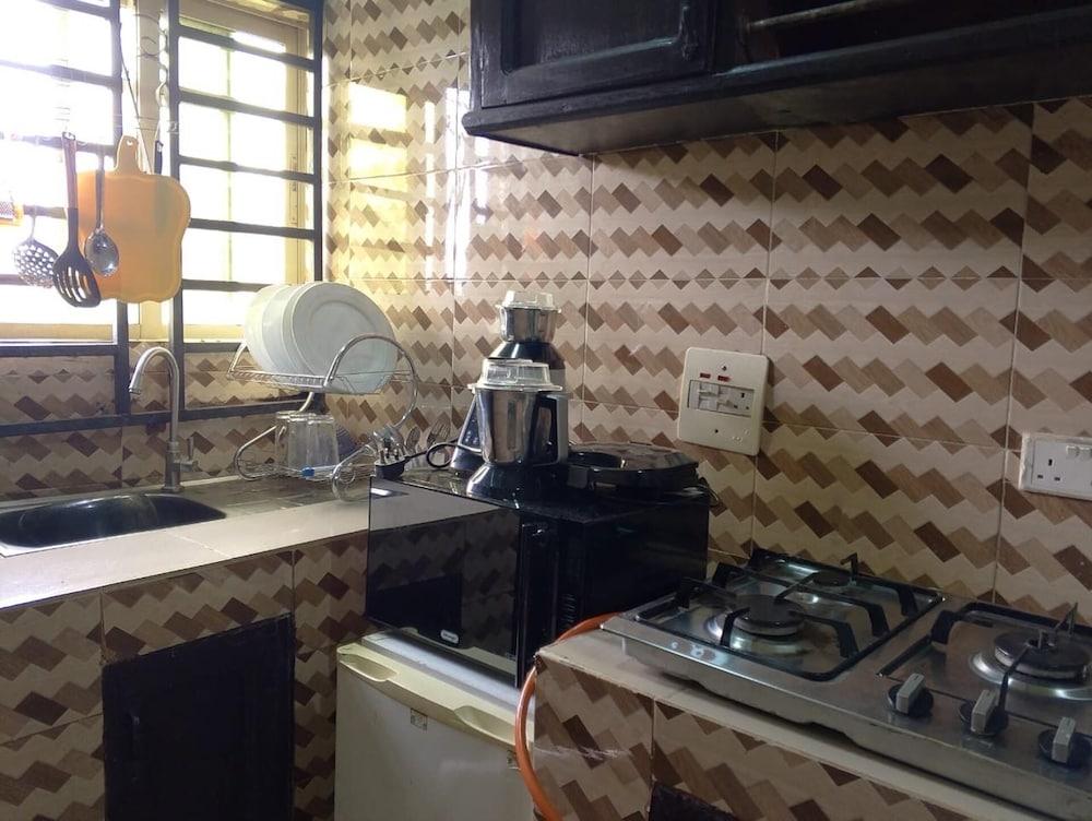 2 Bed - Sleeps 4 - Aircon - Free Parking