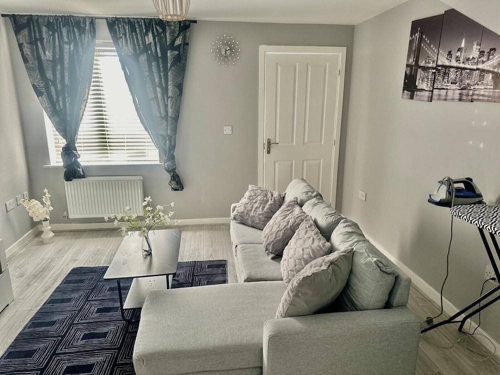 Luxurious Wolverhampton Retreat With 4 Bedrooms