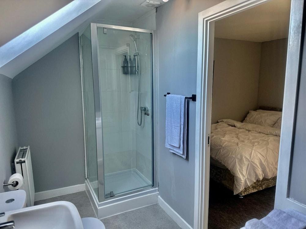 Luxurious Wolverhampton Retreat With 4 Bedrooms