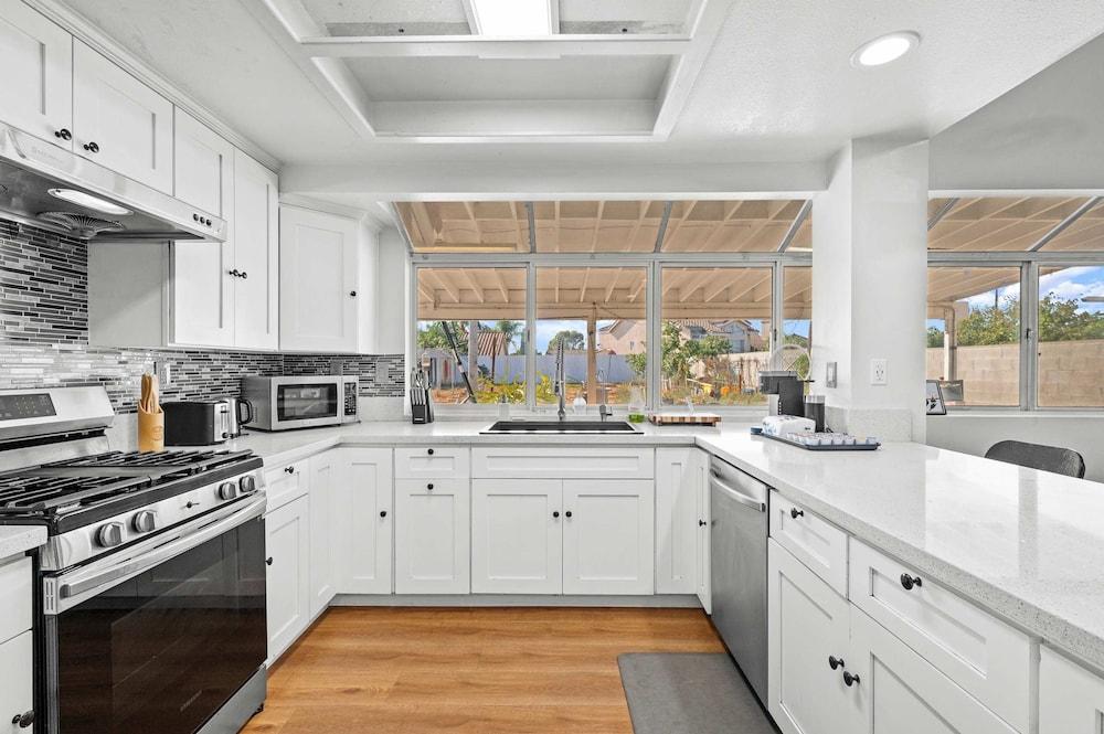 Spacious Retreat Near Iconic LA Sights