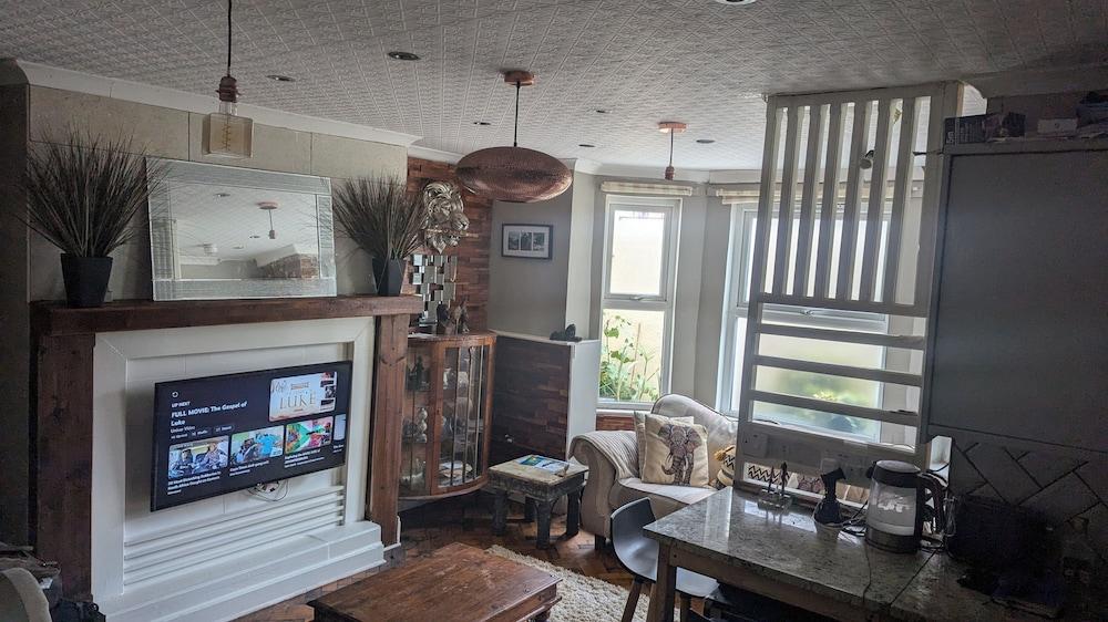 Folkestone - 1BR Apartment - Sauna - Pet Friendly