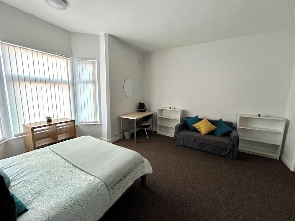 Spacious Coventry House With 4 Bedrooms