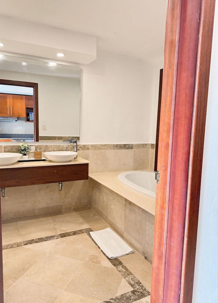 Studio 1BR 4 People Direct Beach Access