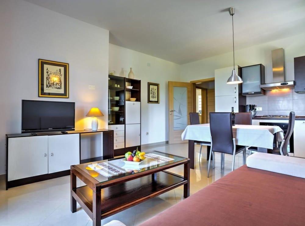 Wonderful Brsec Apartments With Sea View and Shared Pool