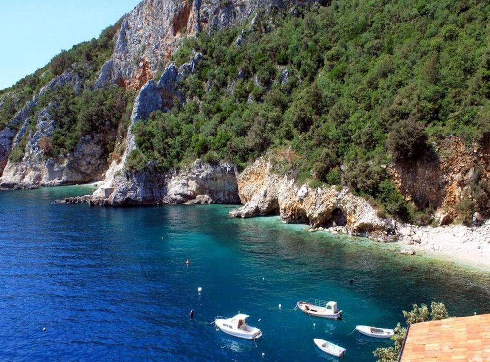 Chic and Cozy Brsec Apartment With Sea View