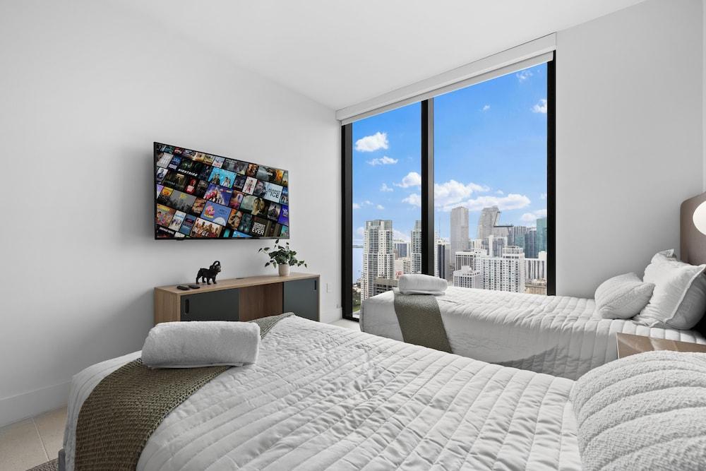 High-Floor Condo in Downtown