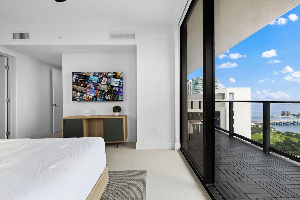 High-Floor Condo in Downtown