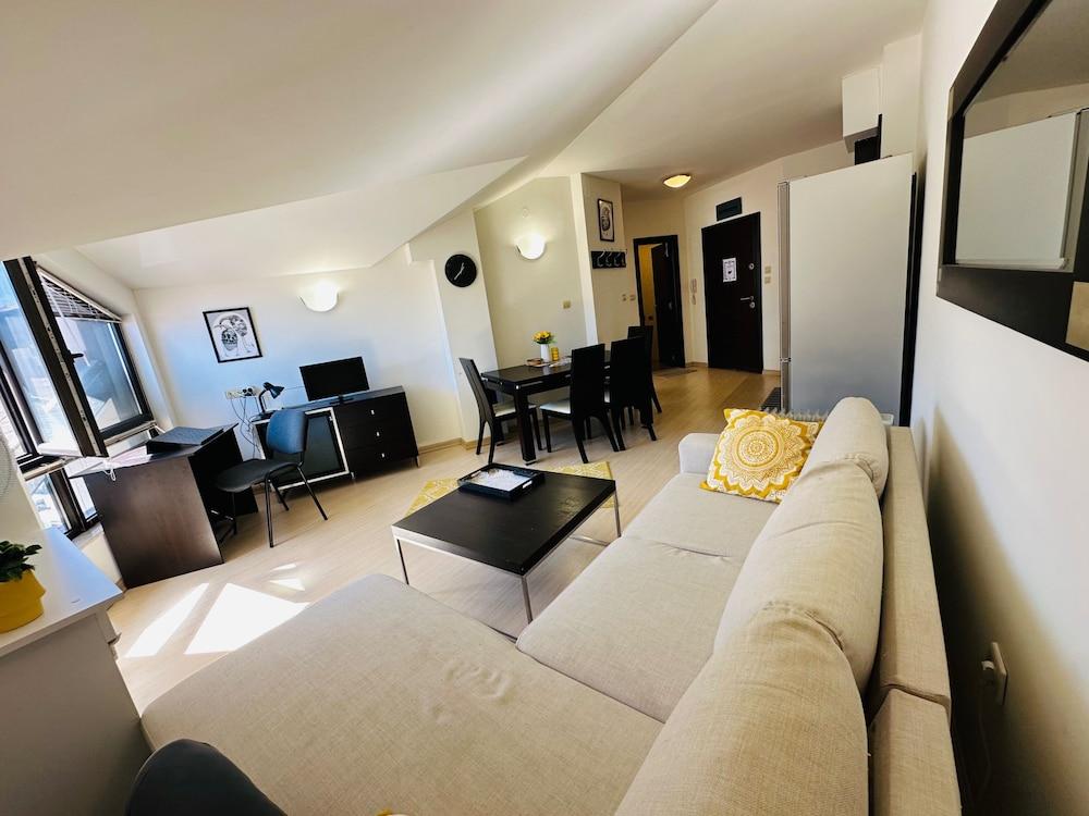 Art Apartment Sleeps 4, Mountain Views