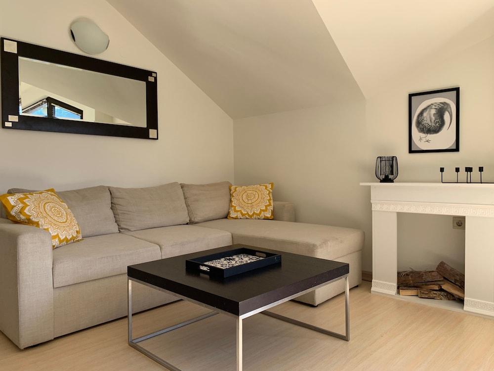 Art Apartment Sleeps 4, Mountain Views