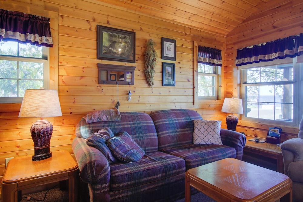 Shawano Lake Cabin w/ Boat Dock!