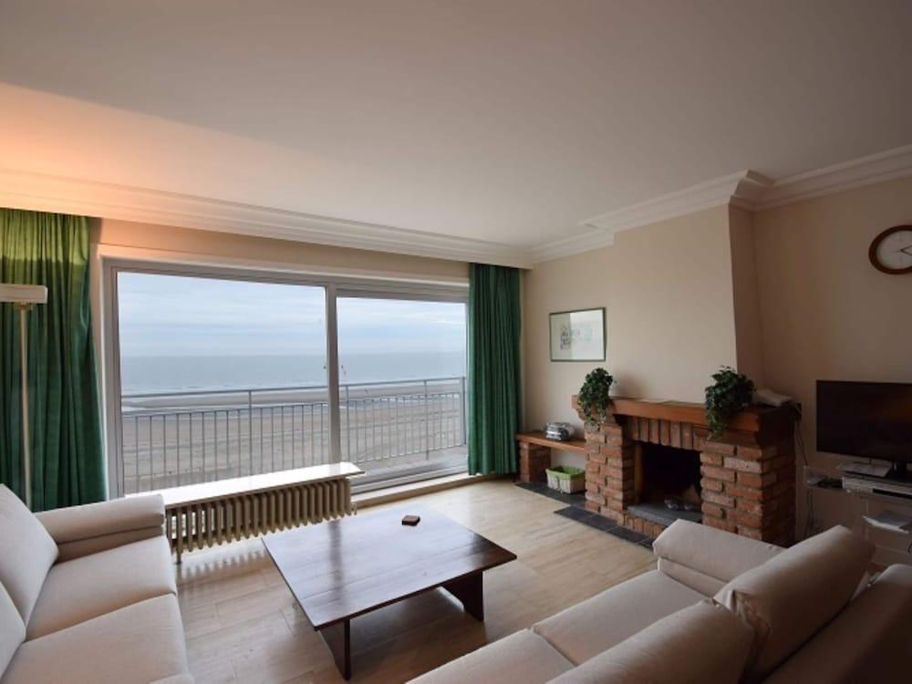 Sleek Apartment w/ Dual Terraces