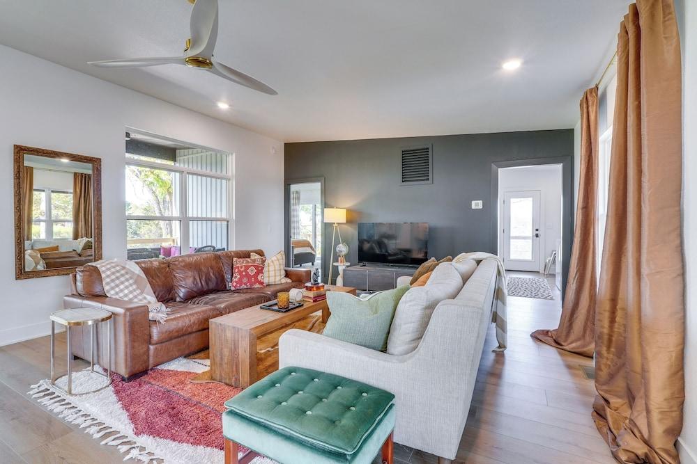 Lake-view Retreat w/ Grill in Eagle Rock!