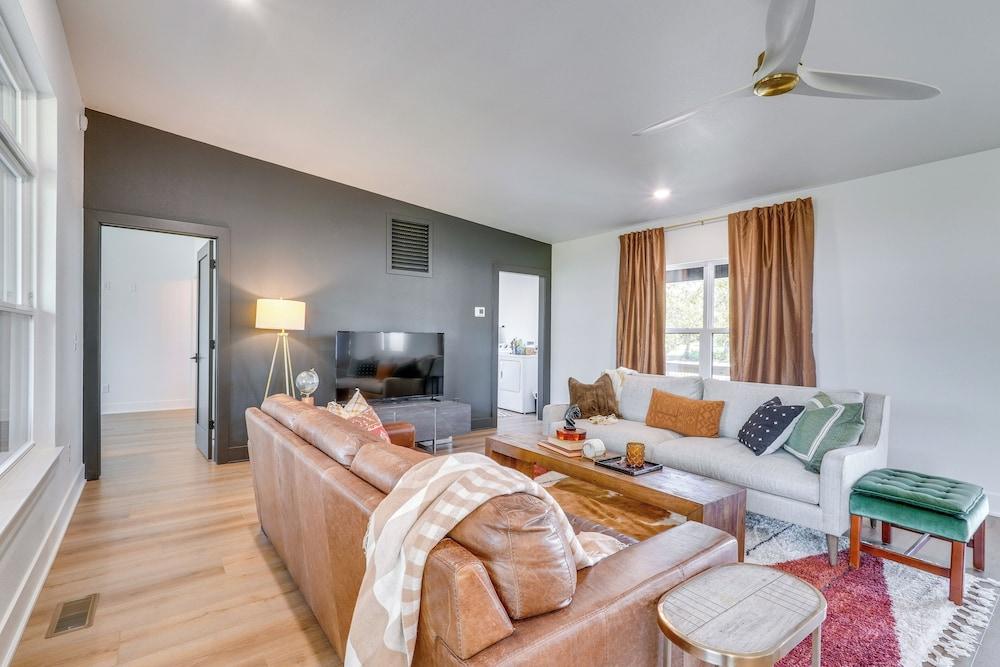 Lake-view Retreat w/ Grill in Eagle Rock!