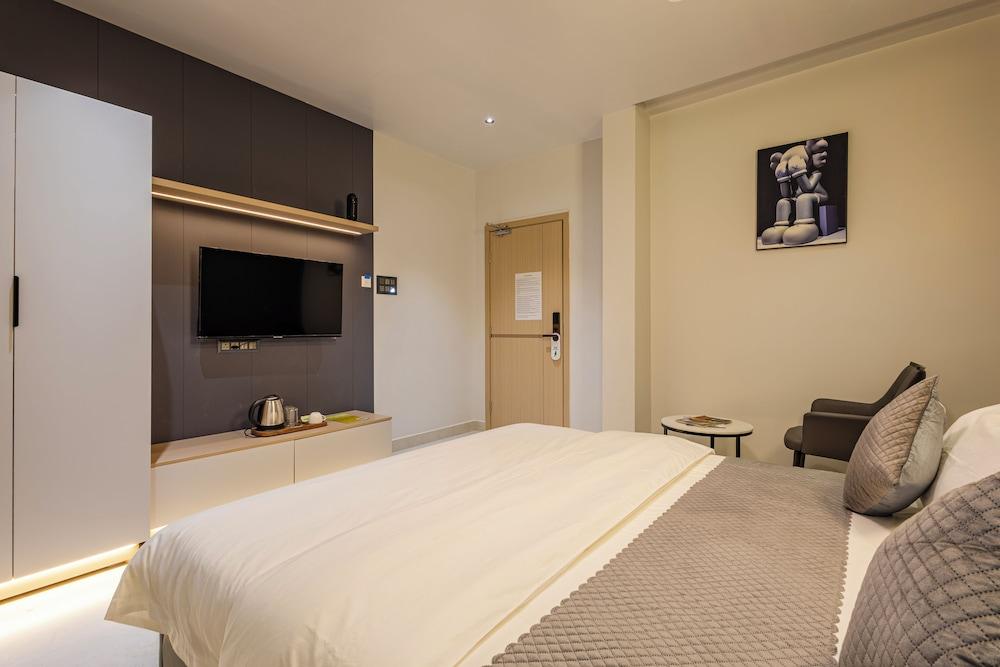 CVR'S HOTEL GLASS BIRD