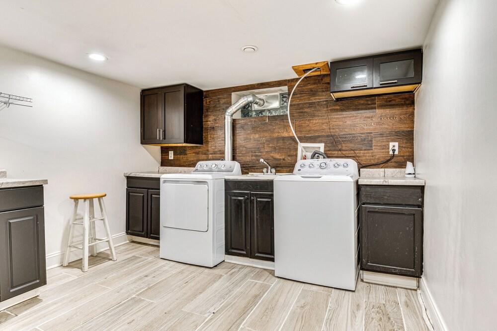 Indy 500 Group Getaway: 6 Mi to Speedway!