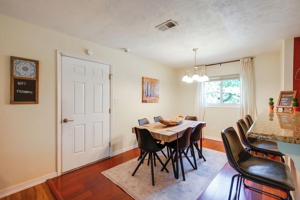 Pet-friendly Home - 3 Mi to University of Florida!