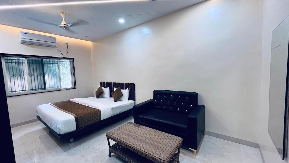 Hotel Kailas Lodging