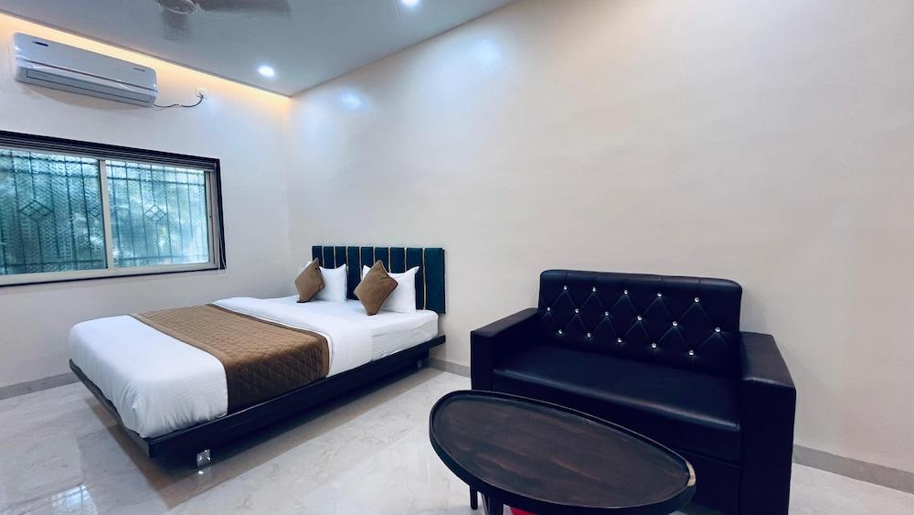 Hotel Kailas Lodging