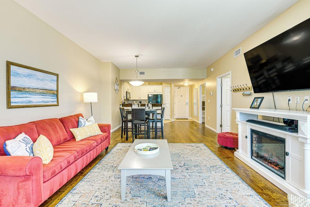 Walk to Beaches: Resort Condo in Destin!