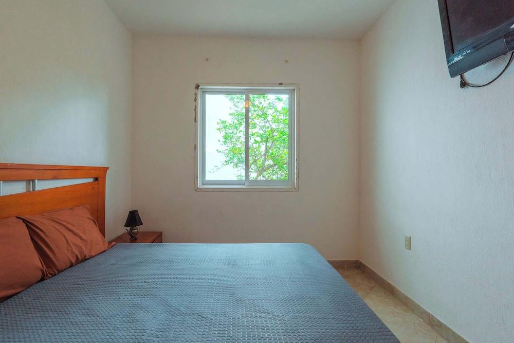 Spacious Villa with Pool, Soccer and Cricket Field