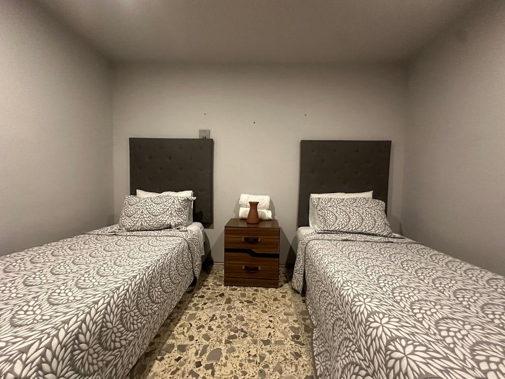 Modern Polanco Stay - Parking- Elevator- Sleeps 10