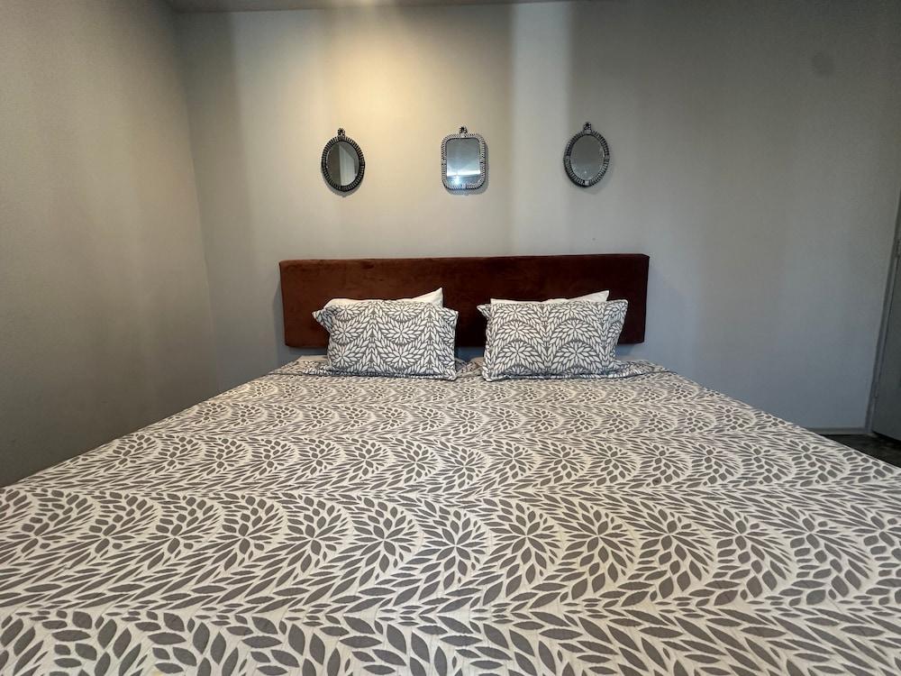 Modern Polanco Stay - Parking- Elevator- Sleeps 10