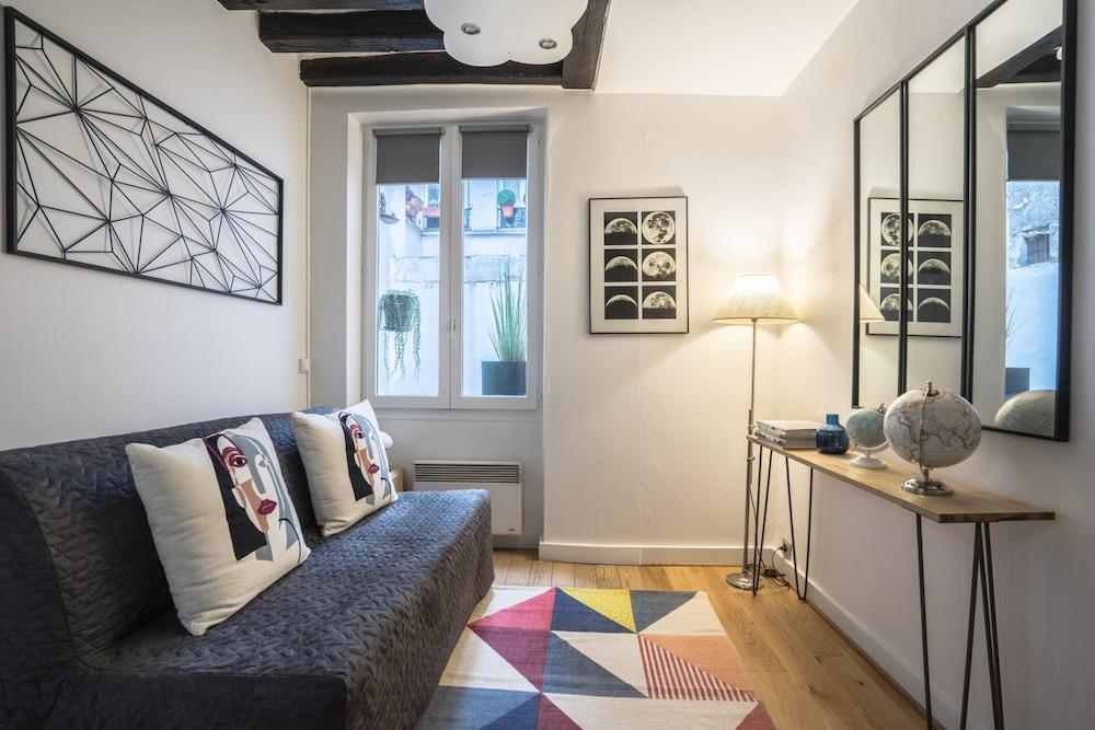 Chic Apartment With Patio - 2br/6p - Le Marais