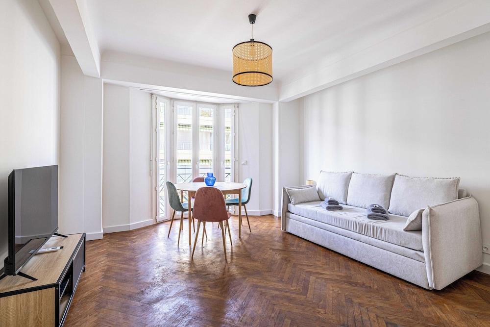 Elegance and Refinement With A/C - Cannes