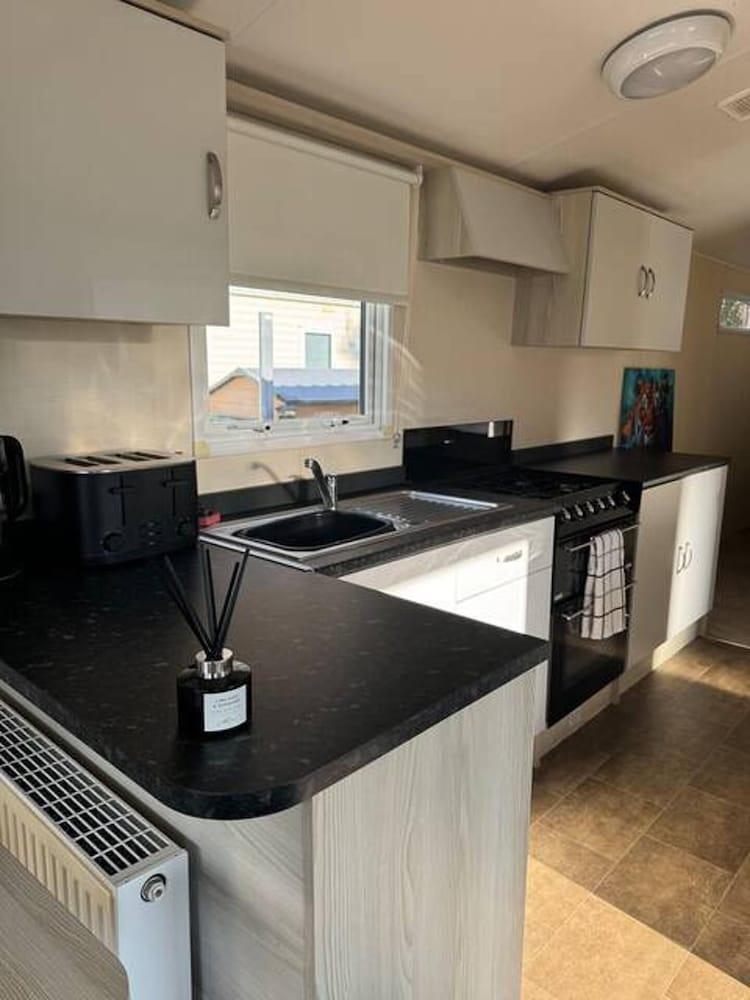 Caravan Emma 2 Bed Robin Hood