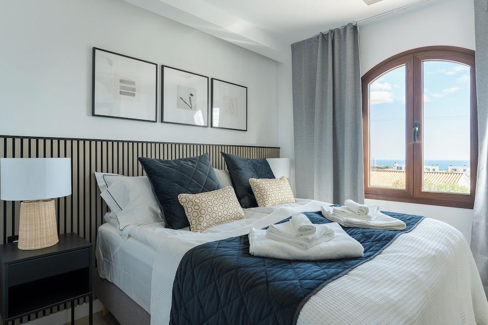 Luxury House With Private Heated Pool in Nerja!